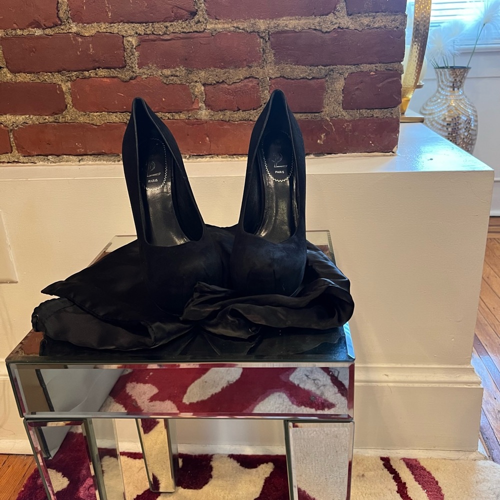 Yves Saint Laurent Womens Black Suede Pumps Size 37.5